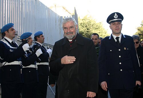 - Padre GianCarlo Maria Bregantini visita casa circond.jpg