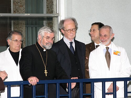 - Padre GianCarlo Maria Bregantini Visita Ospedale.jpg